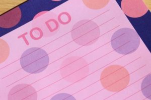 題名に「TO　DO」と書かれ5色の玉が散りばめられたピンクベースの紙